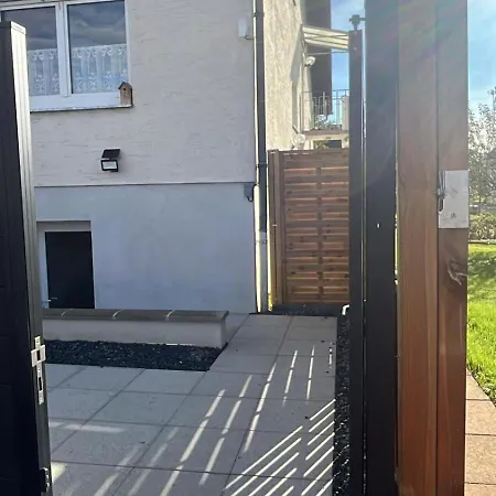 Aux Pieds Des Vignes *