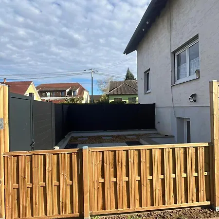 Aux Pieds Des Vignes