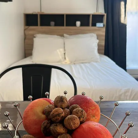 Aux Pieds Des Vignes