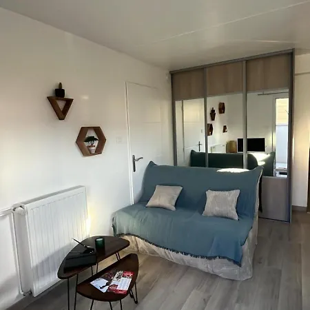 Aux Pieds Des Vignes